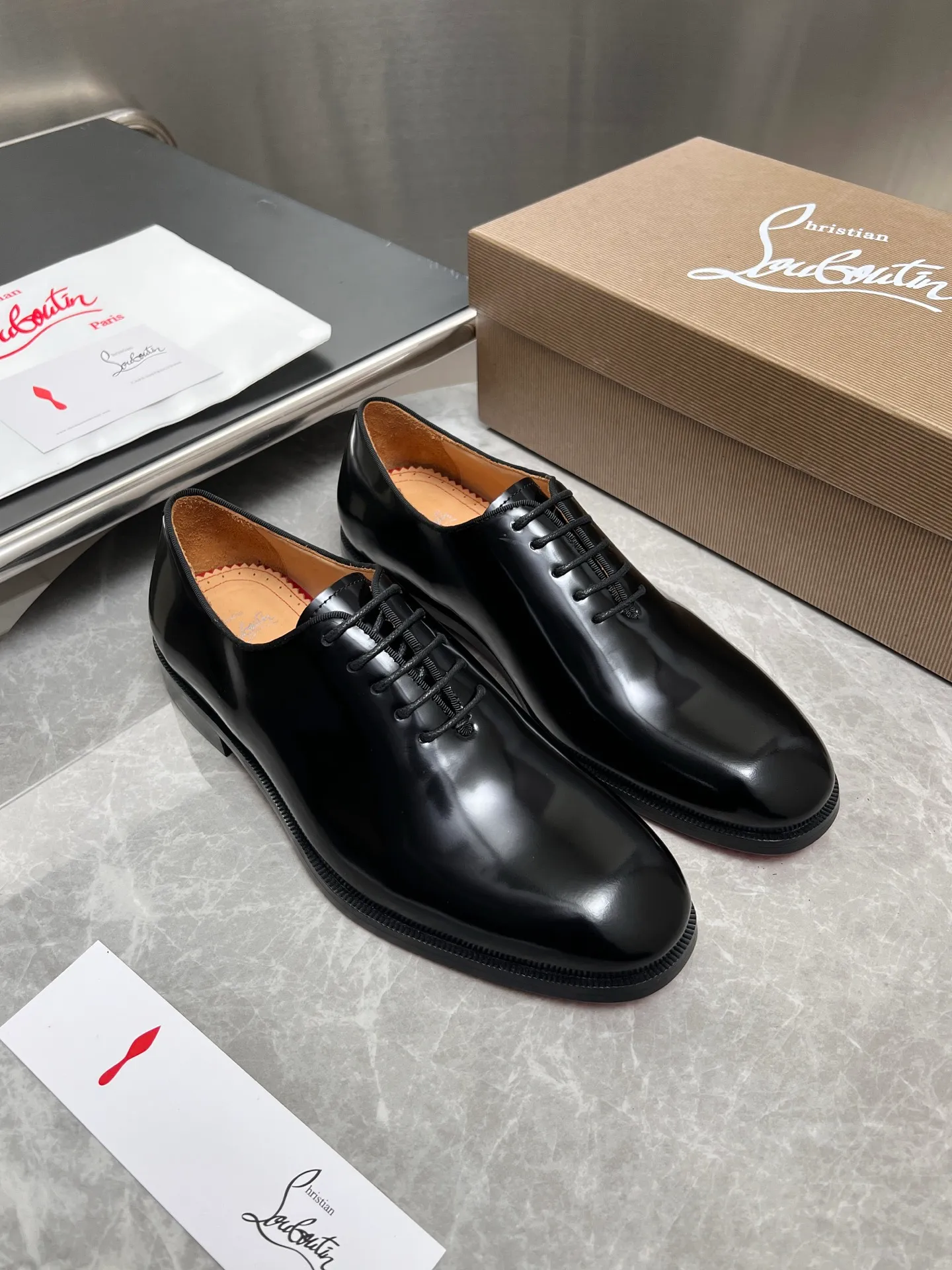 [CL red sole] Top P: 900💰 Number of yards: 39~44 (38.4546. Customized, non-refundable) CL new men's formal shoes Loaf leather shoes Christia* Loubouti* red sole shoes The red sole is luxurious and elegant, reshaping the style boundary of casual formal wear. It is extremely innovative in material selection, and creates a rich visual and tactile experience through the collision of different materials! Made of top-grade calfskin/glossy patent leather/spliced ​​technical fabric in contrasting colors. The upper is stitched by hand with fine and even stitching. It is based on the square-toe loafer shoe shape, with neat and elegant lines, which fits the toughness of men's wear. The upper is embellished with metal rivets, injecting individual details into classic loafers, breaking the mediocrity of casual shoes, and giving a concrete expression of "low-key luxury". From the original color/red cowhide lining inside the shoe to the instantly recognizable red sole, the "red sole" is not only the brand's visual identity, but also a "luxury codeword" when walking. The red sole exposed inadvertently conveys taste and identity instantly. From the innovative splicing of materials, to the personalized fusion of design, to the ingenious inheritance of craftsmanship, the Christian Louboutin men's loafer series is not only a pair of casual shoes, but also a "yuppie style" dressing weapon for men. Whether it is a casual business meeting or a casual look for daily travel, it can help you become a unique and stylish man in every occasion with its "red Loaf" attitude.